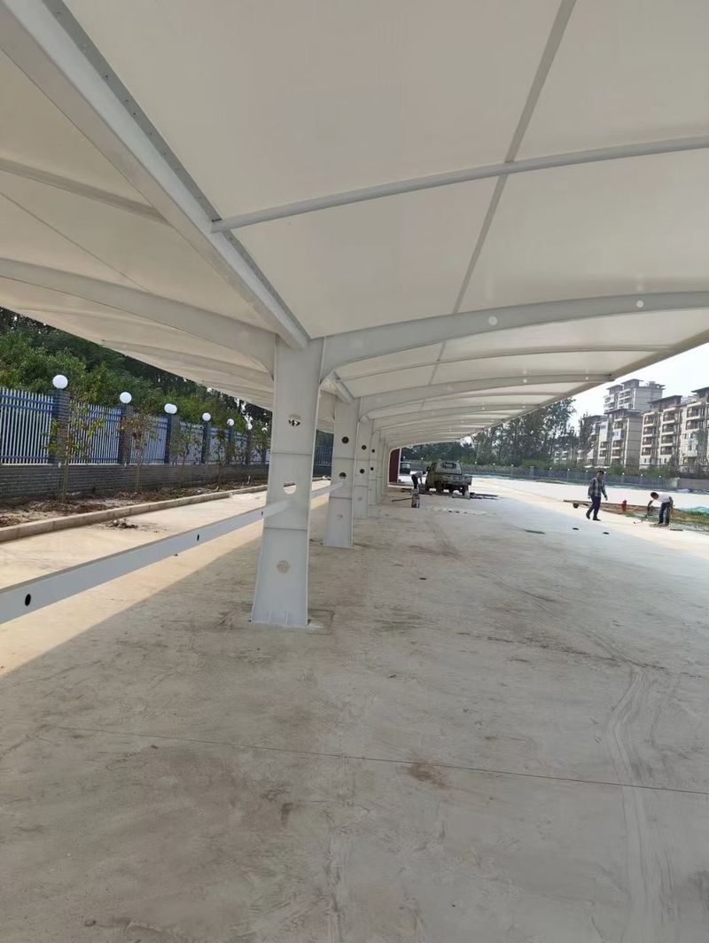 尚泉廣場三個(gè)小帽口，汽車充電樁車棚順利完工